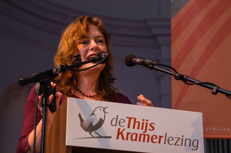 agnes van den berg geeft Thijs Kramer lezing